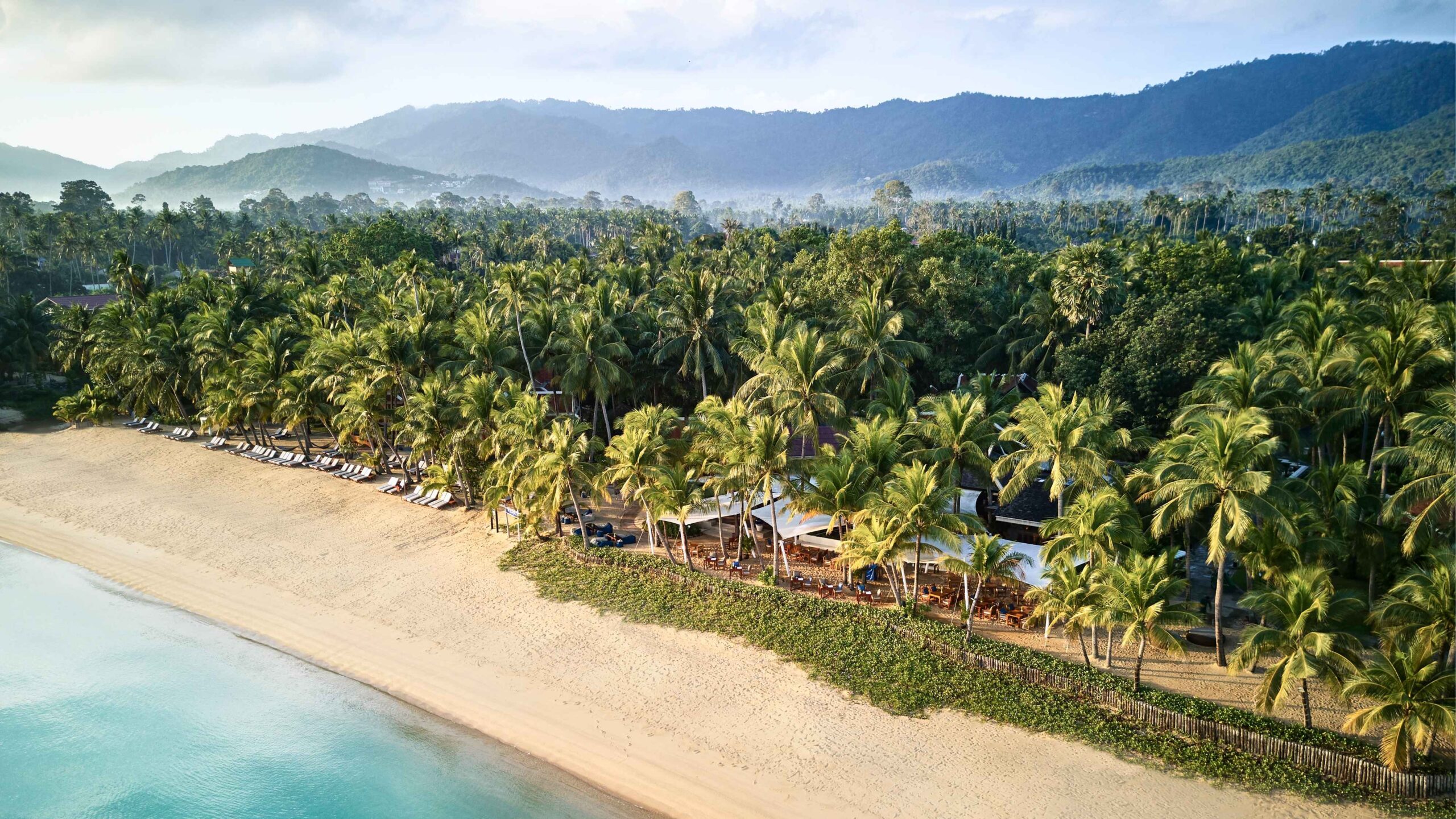 Santiburi Koh Samui — Общий вид: пляж и территория курорта с высоты